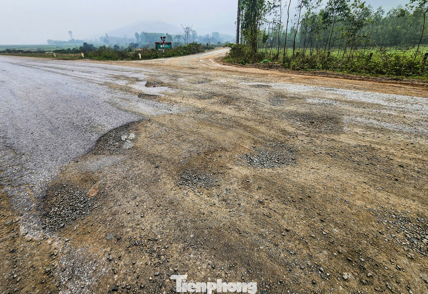 Tại đoạn đường qua thôn Lạc Tiến (xã Kỳ Bắc, huyện Kỳ Anh) còn có 2 mỏ đá xây dựng đang hoạt động với lượng xe tải trọng lớn ra vào liên tục khiến mặt đường đã hằn lún, bong tróc lại càng xuống cấp hơn.