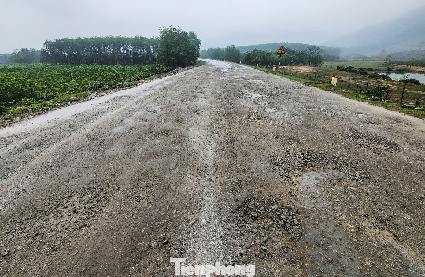 “Tình trạng hư hỏng kéo dài nhưng chỉ sửa tạm thời gây nguy hiểm cho người qua lại, nhất là ban đêm và tài xế mới qua tuyến đường. Trong khi đó, lưu lượng phương tiện, đặc biệt xe tải trọng lớn, container lưu thông trên tuyến luôn tấp nập cả ngày lẫn đêm”, ông An (45 tuổi) cho hay.