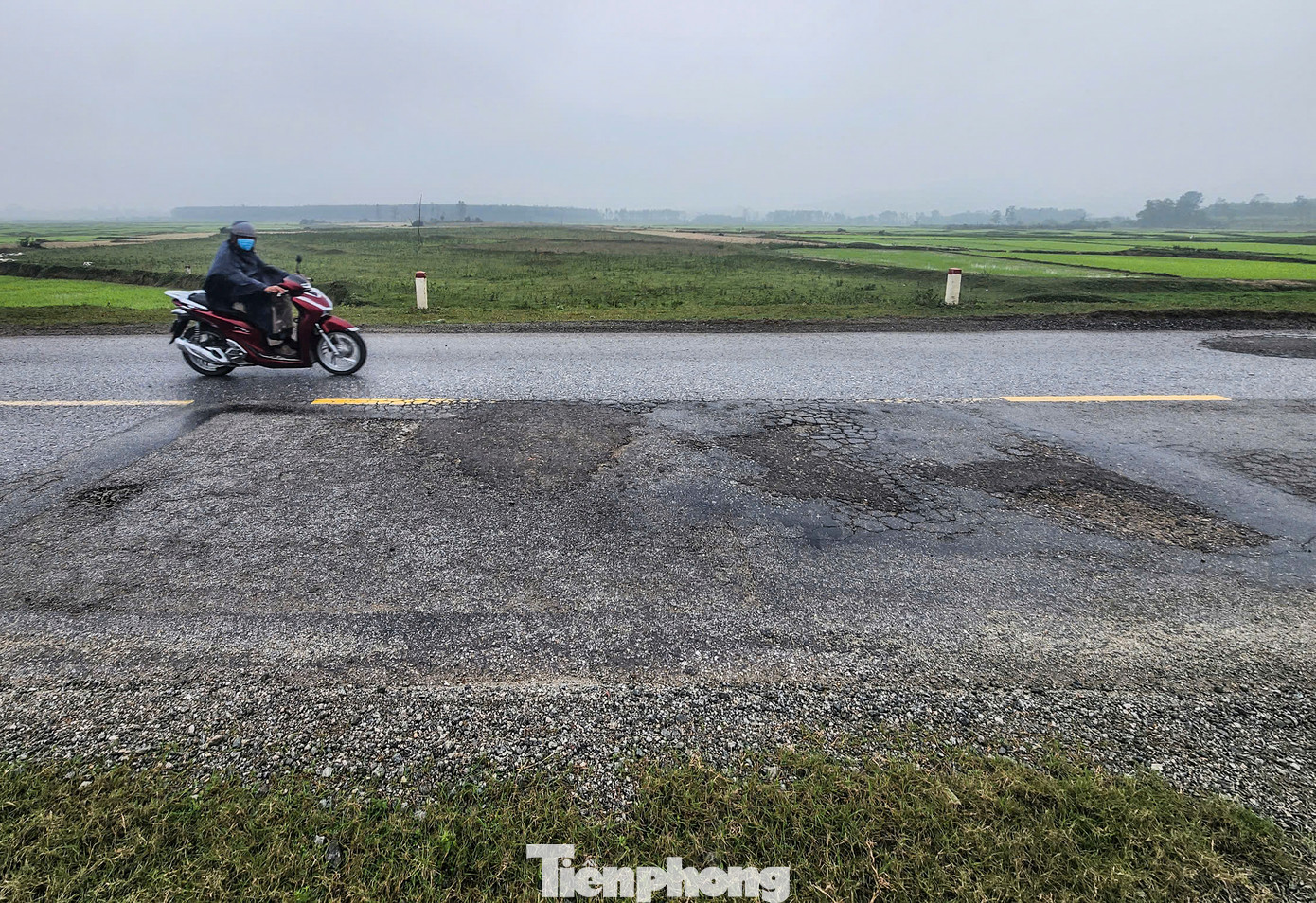 “Tình trạng hư hỏng kéo dài nhưng chỉ sửa tạm thời gây nguy hiểm cho người qua lại, nhất là ban đêm và tài xế mới qua tuyến đường. Trong khi đó, lưu lượng phương tiện, đặc biệt xe tải trọng lớn, container lưu thông trên tuyến luôn tấp nập cả ngày lẫn đêm”, ông An (45 tuổi) cho hay.