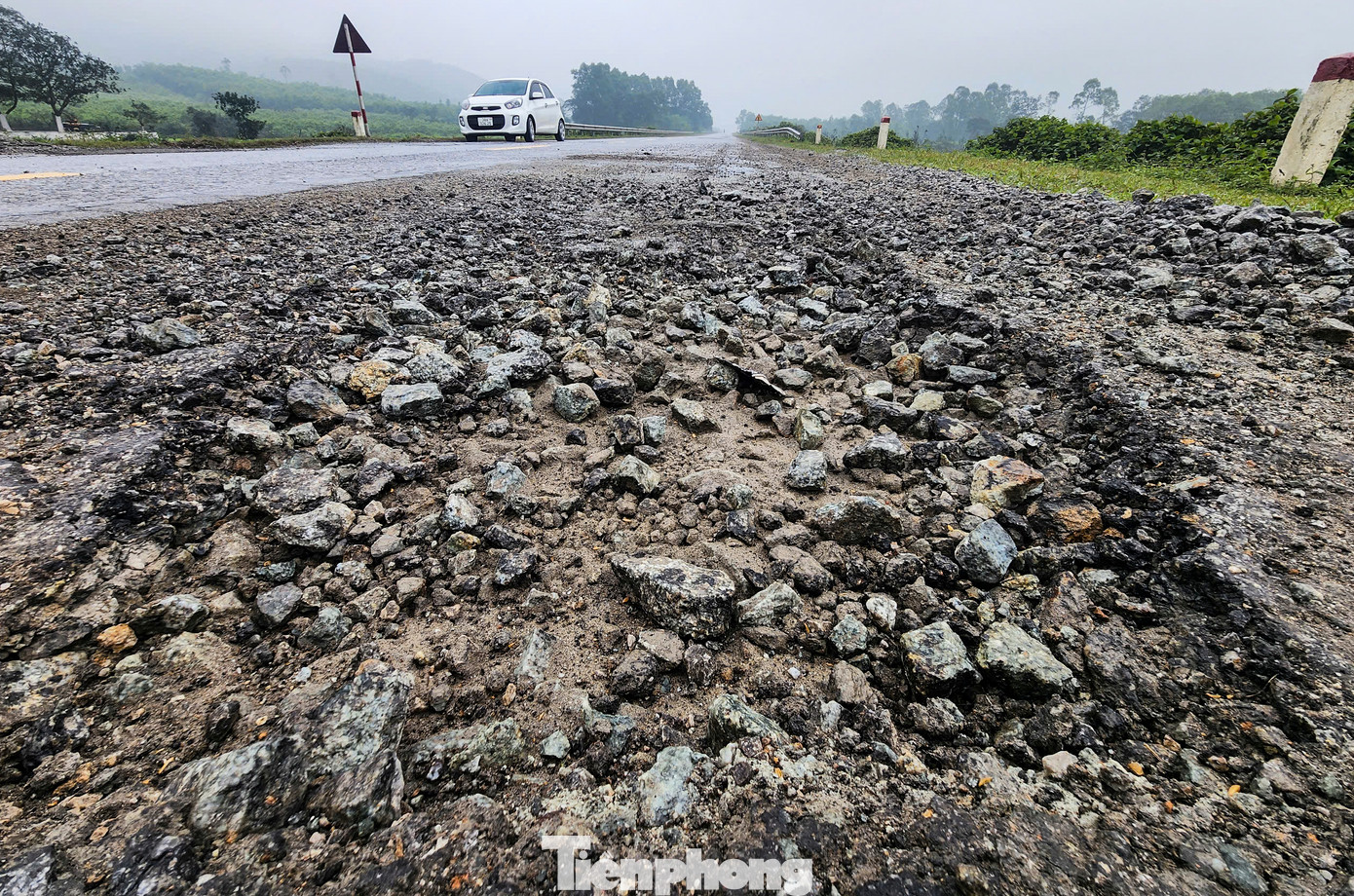 Một số đoạn tuyến có phần bê tông trồi gãy, loang lỗ, chi chít điểm hư hỏng. Xuất hiện các ổ gà, ổ trâu rộng hơn 2m, sâu đến 20cm hoặc tạo thành rãnh lớn.