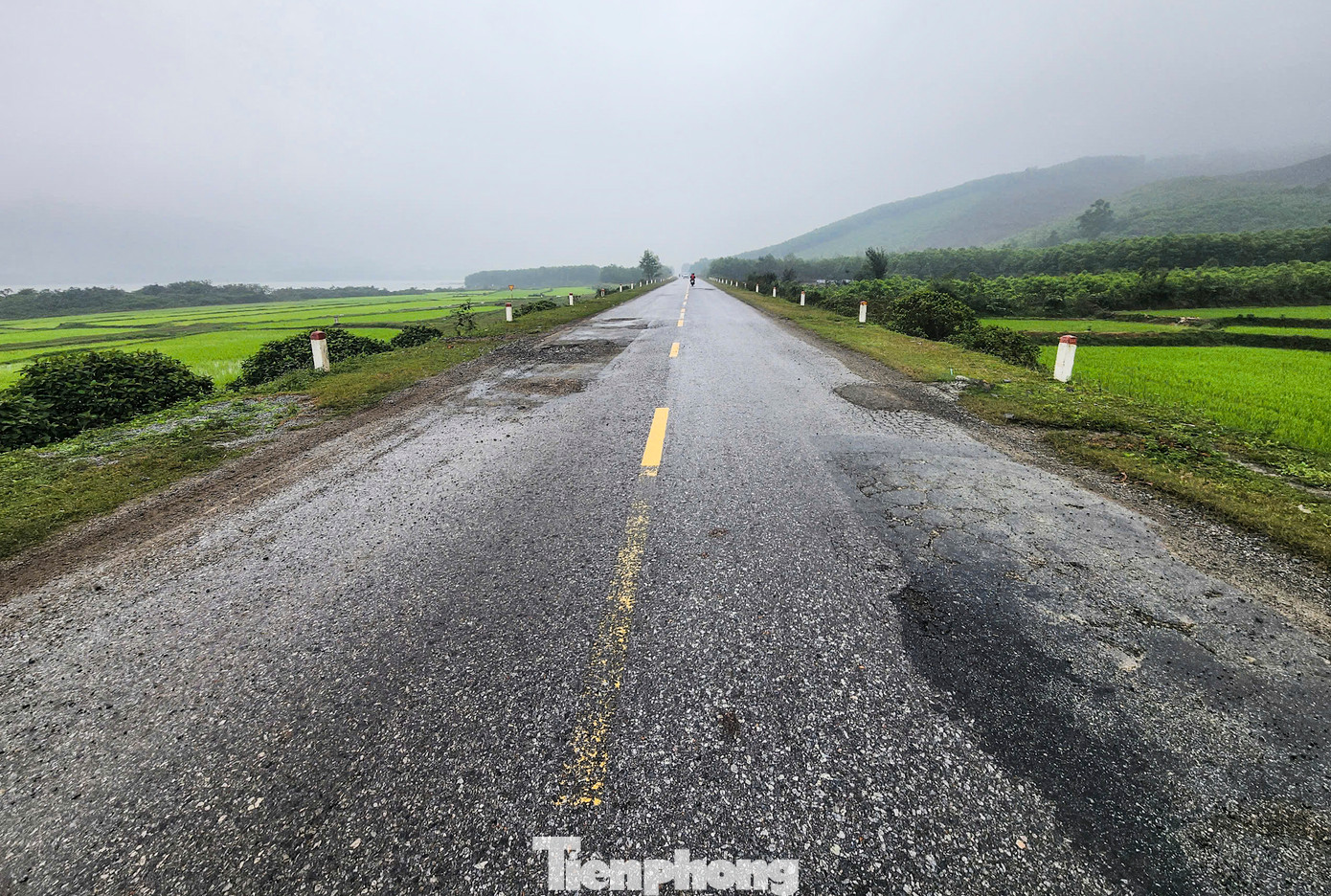 Mặt đường nhiều nơi bong tróc, hư hỏng được chắp vá tạm.
