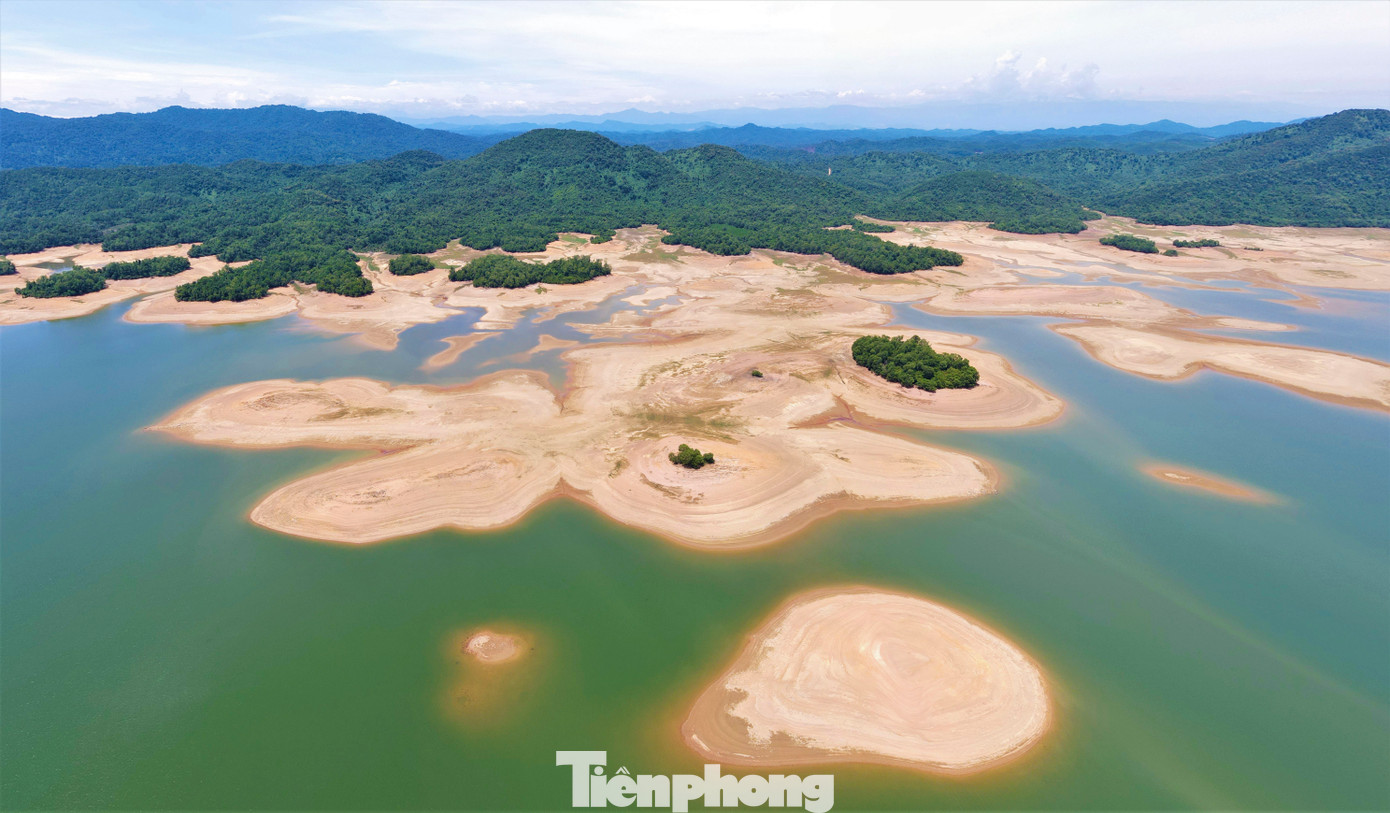 Nhìn từ trên cao, nhiều khu đất trong lòng hồ hiện rõ khi mực nước hồ xuống thấp.