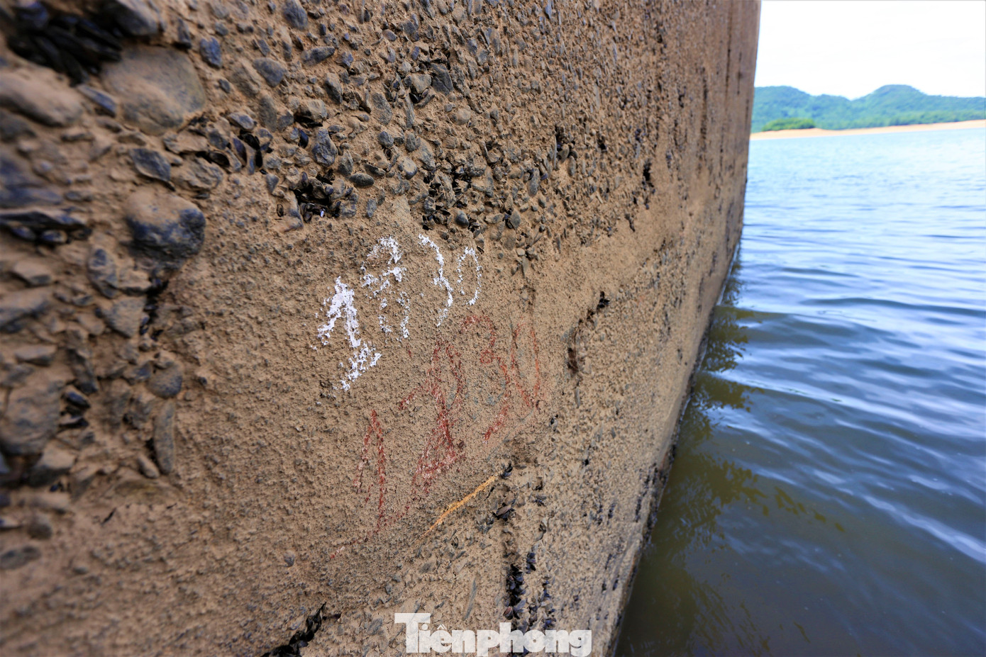 Đơn vị quản lý phải đánh dấu thủ công để theo dõi mực nước giảm. Hiện mực nước tại hồ còn hơn 17m.