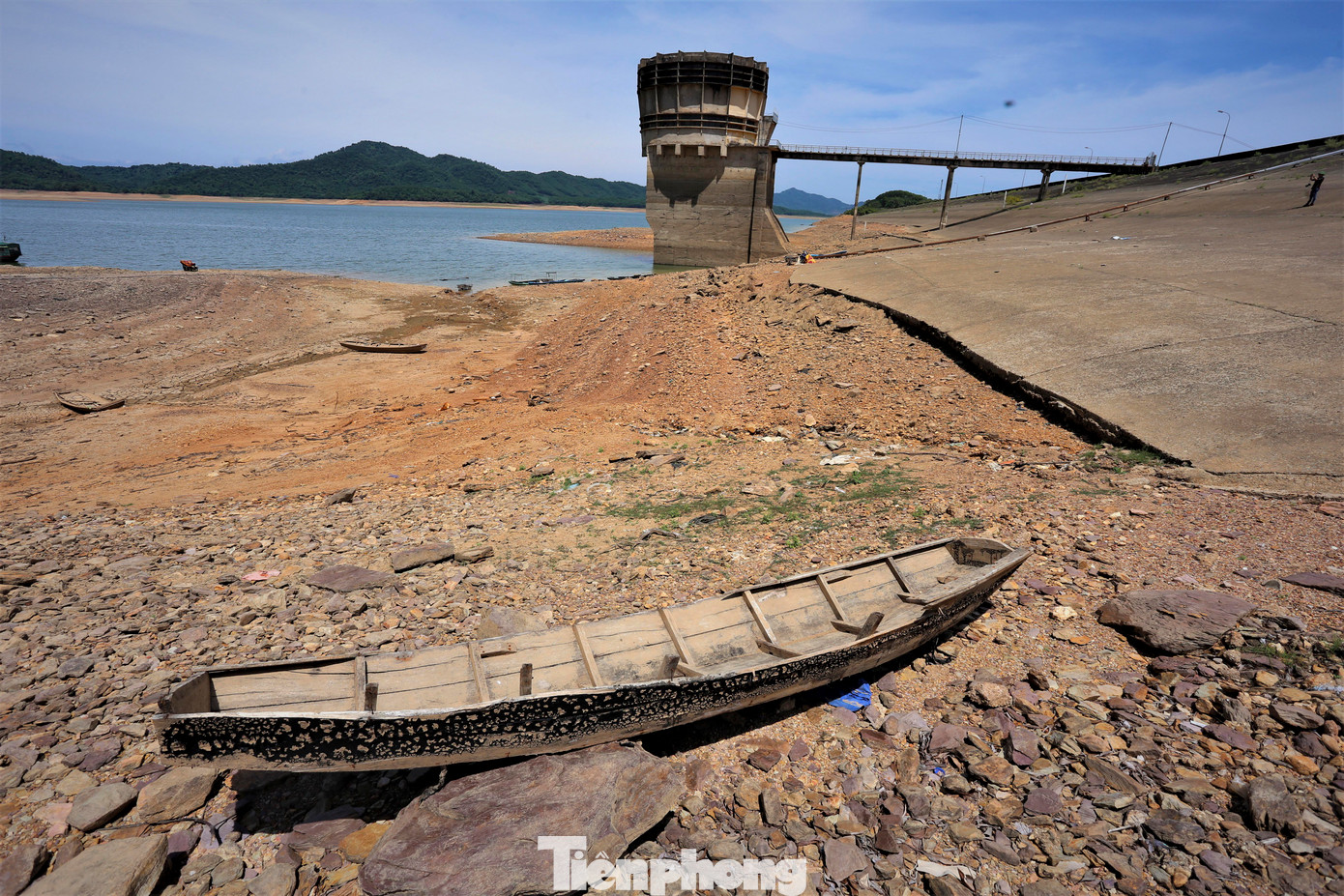 Tàu thuyền của người dân địa phương mắc kẹt khi mực nước trong hồ xuống thấp.