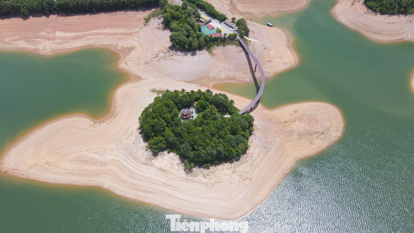 "Các năm trước mực nước hồ cũng giảm xuống dưới 100 triệu m3 song không xuống thấp như hiện nay. Nắng hạn kéo dài và ít mưa khiến mực nước trong hồ còn giảm trong thời gian tới", vị đại diện đơn vị vận hành hồ Kẻ Gỗ cho hay.