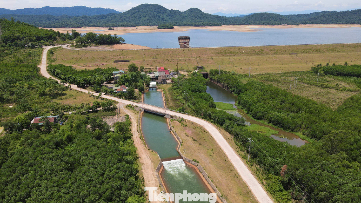 Nước hồ xuống thấp song Công ty TNHH MTV Thủy lợi Nam Hà Tĩnh vẫn vận hành, điều tiết nước tưới cho vùng hạ du.