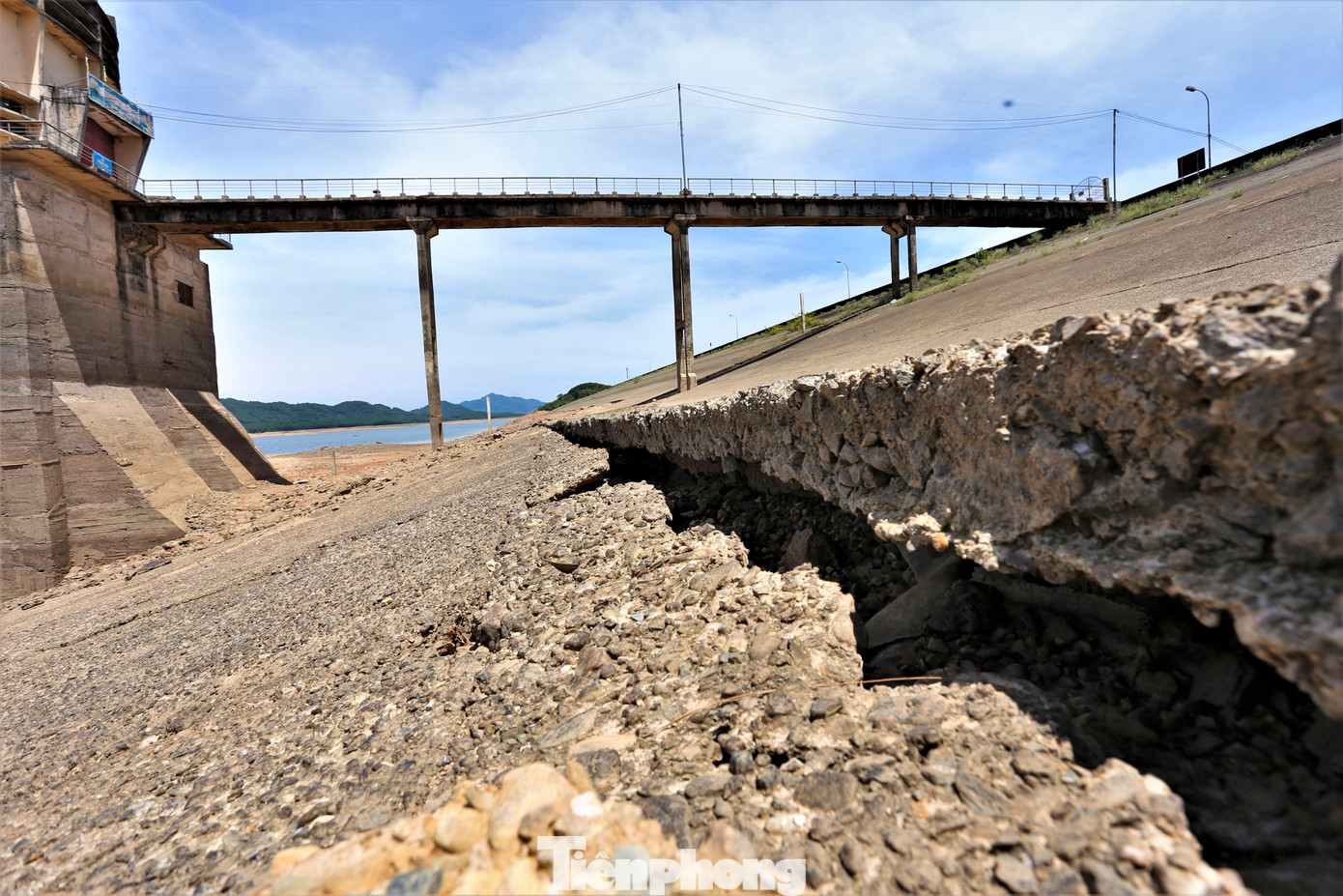 Nước hồ xuống thấp cũng để lộ những mảng bê tông tại vị trí mái taluy dưới chân đập bị xói mòn, hở hàm ếch.