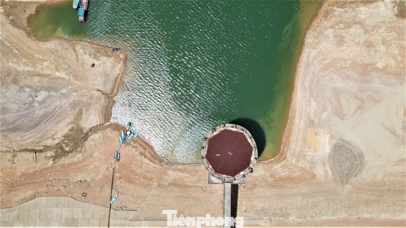 Tại khu vực nhà tháp thượng lưu, cống vận hành hồ Kẻ Gỗ cạn trơ đáy, nhiều tàu thuyền mắc cạn.