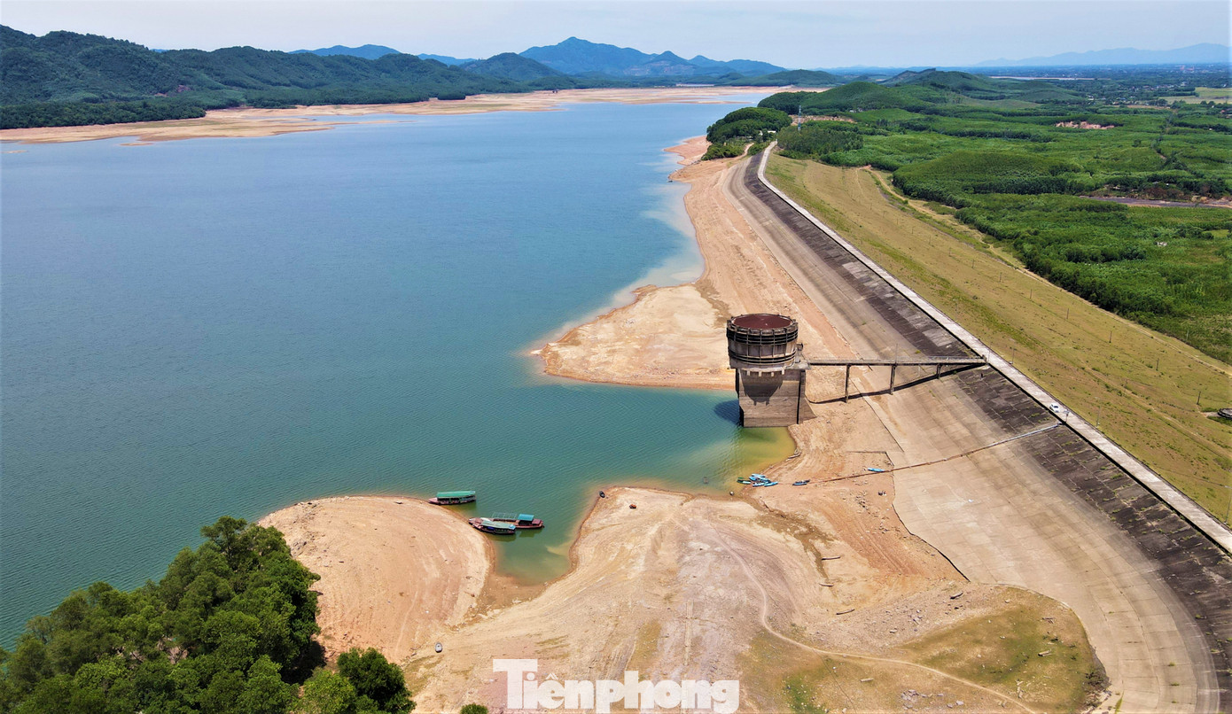 Đại diện Công ty TNHH MTV Thủy lợi Nam Hà Tĩnh (đơn vị quản lý, vận hành và khai thác hồ Kẻ Gỗ) cho biết, hồ có dung tích 345 triệu m3 nhưng những ngày cuối tháng 8, mực nước tại hồ Kẻ Gỗ giảm còn 45 triệu m3. Mực nước xuống thấp gây khó khăn cho quá trình vận hành, tưới tiêu cho vùng hạ du.