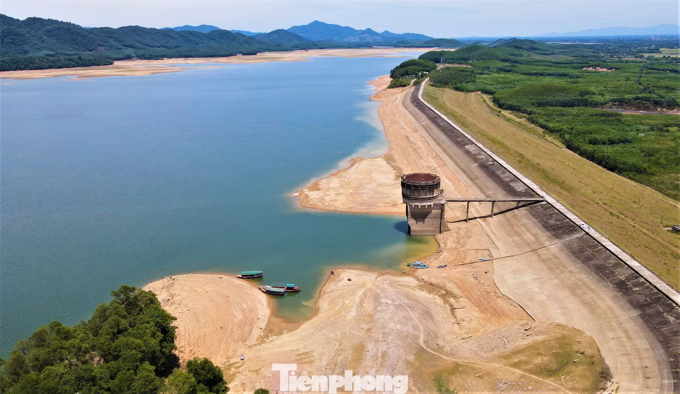 Đại diện Công ty TNHH MTV Thủy lợi Nam Hà Tĩnh (đơn vị quản lý, vận hành và khai thác hồ Kẻ Gỗ) cho biết, hồ có dung tích 345 triệu m3 nhưng những ngày cuối tháng 8, mực nước tại hồ Kẻ Gỗ giảm còn 45 triệu m3. Mực nước xuống thấp gây khó khăn cho quá trình vận hành, tưới tiêu cho vùng hạ du.