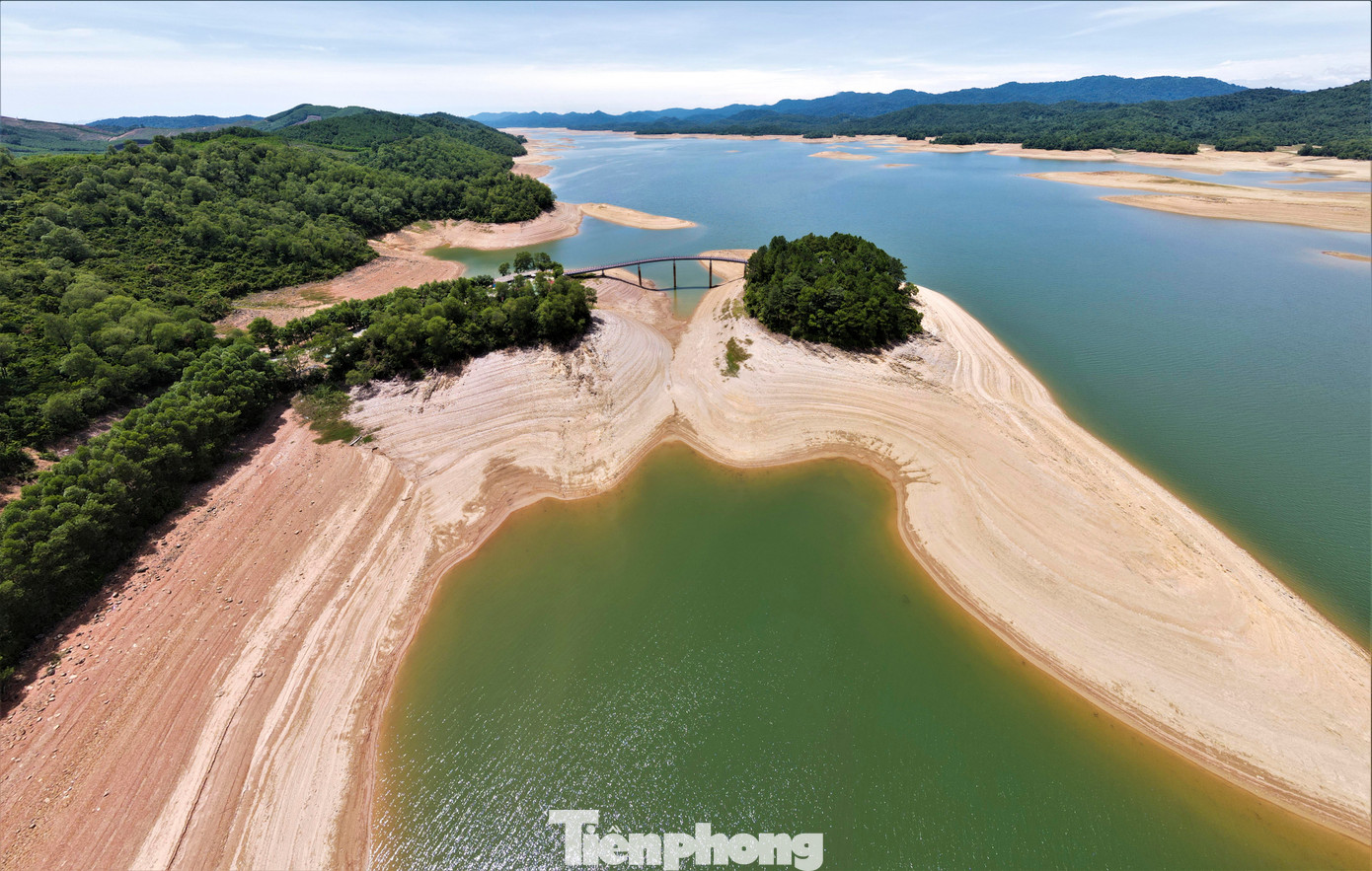 Khu vực đền thờ cố Tổng Bí thư Lê Duẩn tàu thuyền không thể di chuyển qua chân cầu.