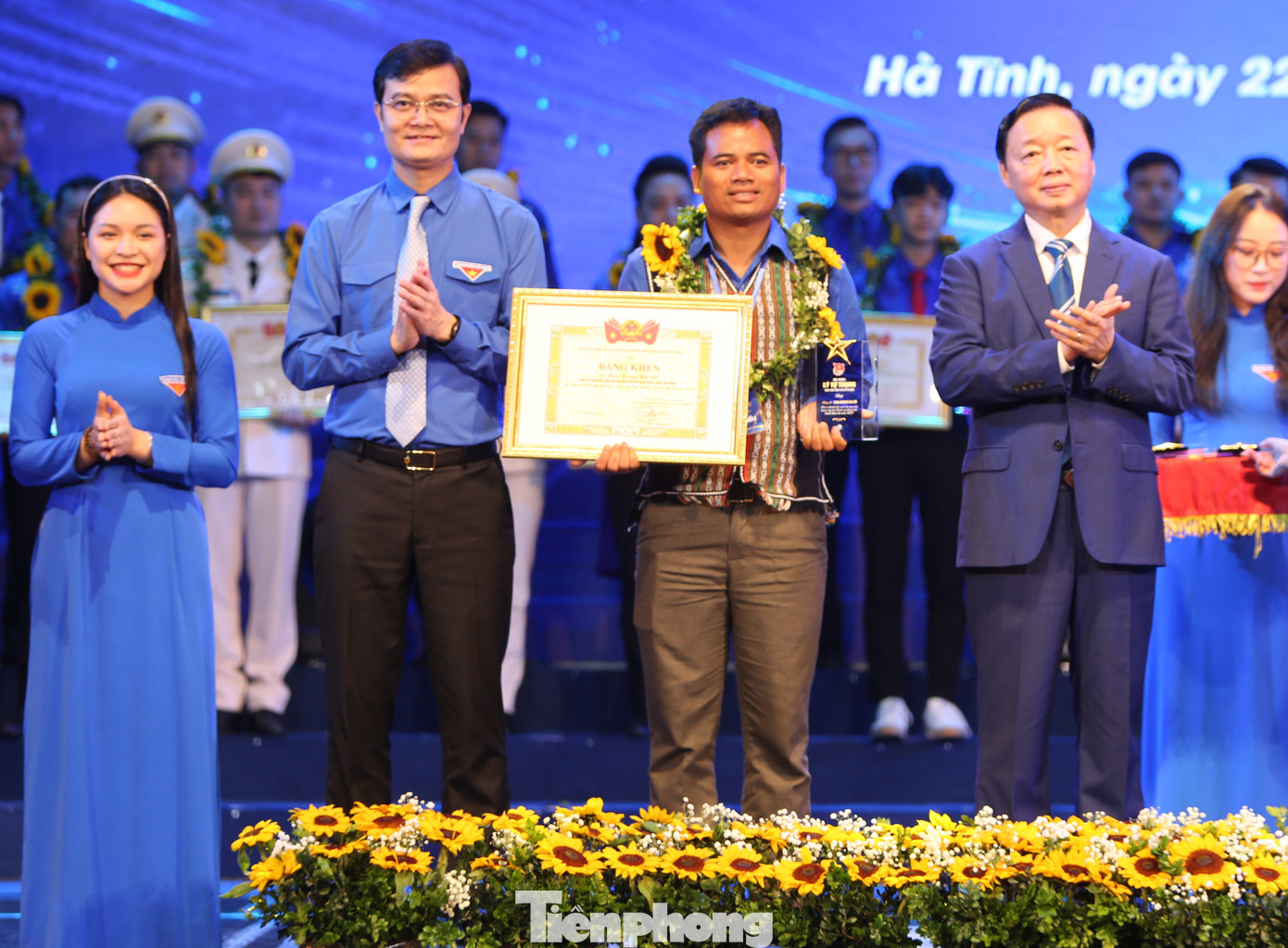 Trong 100 đại biểu nhận Giải thưởng Lý Tự Trọng năm 2024, có 11 đại biểu là người dân tộc thiểu số. Giải thưởng Lý Tự Trọng năm nay tôn vinh 44 đồng chí là cán bộ Đoàn xuất sắc thuộc khu vực địa bàn dân cư, 19 đại biểu thuộc khu vực trường học, 12 đại biểu thuộc khu vực hành chính - sự nghiệp, 16 đại biểu thuộc khu vực lực lượng vũ trang và 9 đại biểu thuộc khu vực doanh nghiệp.