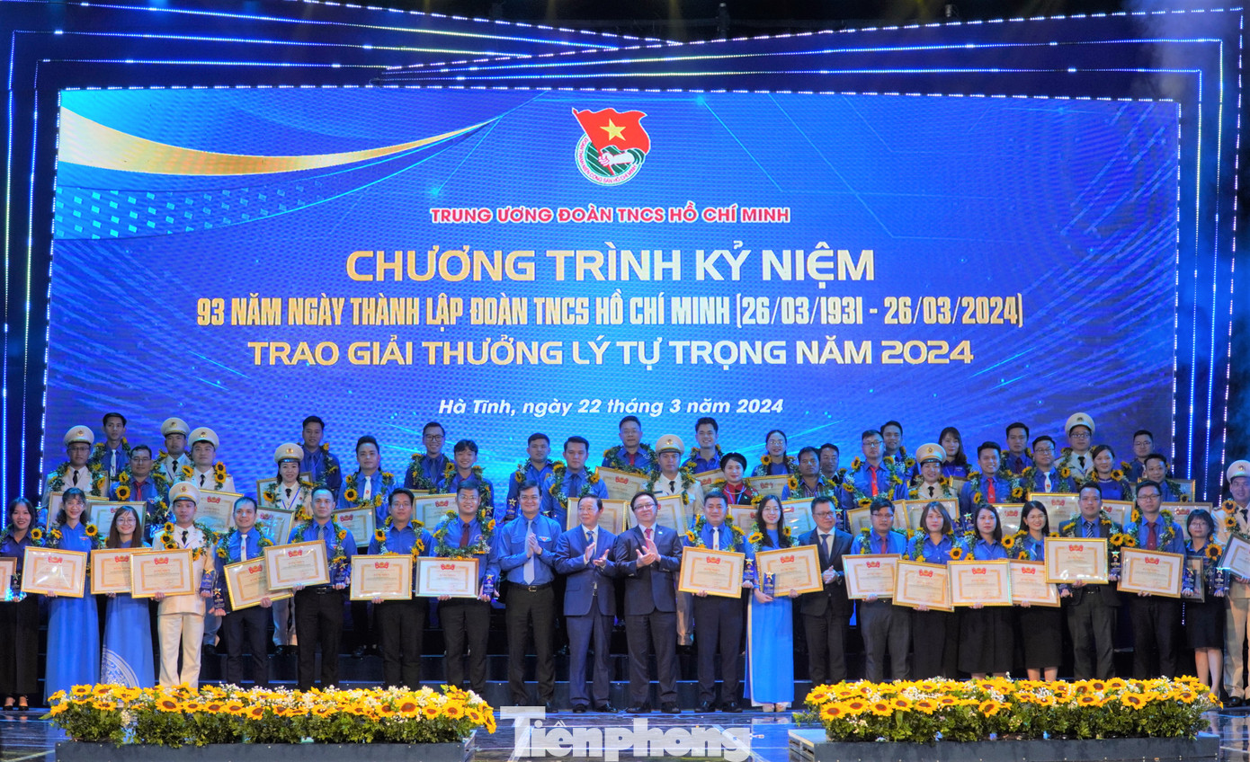 Tối 22/3 tại Hà Tĩnh, T.Ư Đoàn TNCS Hồ Chí Minh tổ chức lễ Kỷ niệm 93 năm ngày thành lập Đoàn TNCS Hồ Chí Minh (26/3/1931 - 26/3/2024) và trao Giải thưởng Lý Tự Trọng năm 2024.