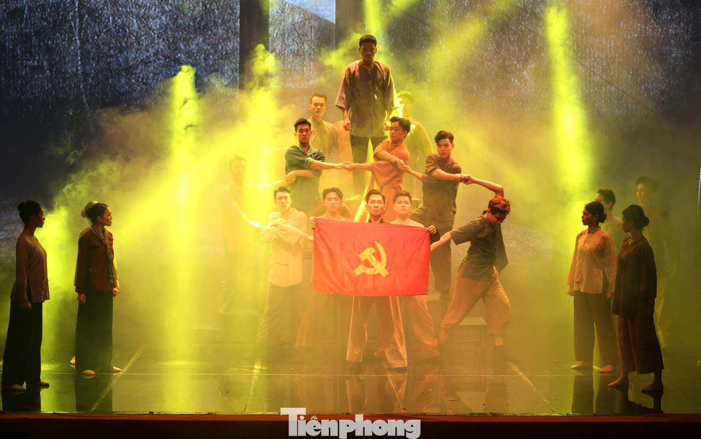 “Tôi mong muốn Giải thưởng Lý Tự Trọng hôm nay vừa là động lực nhưng cũng là trách nhiệm của mỗi đồng chí cán bộ Đoàn để tiếp tục rèn luyện, tu dưỡng phẩm chất chính trị, đạo đức, lối sống và năng lực công tác, tinh thần ham học hỏi, cầu thị, lắng nghe, gần gũi với thanh niên, luôn xung kích, tiên phong, luôn có tinh thần đổi mới, dám nghĩ, dám làm, năng động và sáng tạo, lan tỏa nhiều hơn nữa những giá trị tốt đẹp, lan tỏa “tinh thần Lý Tự Trọng”, Bí thư thứ nhất T.Ư Đoàn đề nghị. Trong ảnh là vở kịch “Sống mãi tuổi 17” của cố tác giả Lưu Quang Vũ.