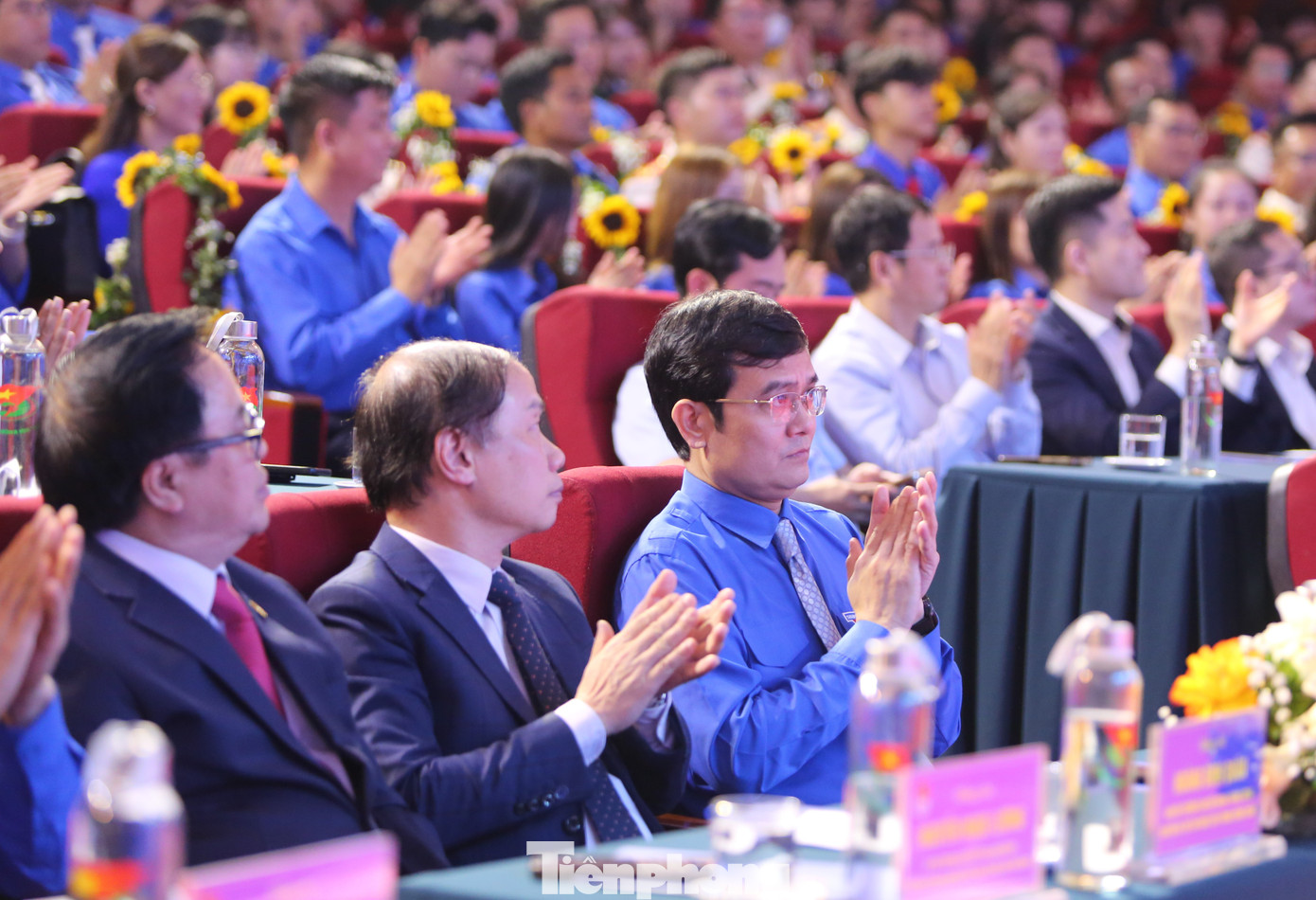 Tham dự chương trình có Phó Thủ tướng Chính phủ Trần Hồng Hà; ông Hoàng Trung Dũng - Bí thư Tỉnh ủy Hà Tĩnh; Phó Trưởng Ban Thường trực Ban Dân vận Trung ương, Phạm Tất Thắng; anh Bùi Quang Huy - Bí thư Thứ nhất Ban Chấp hành Trung ương Đoàn, Chủ nhiệm Ủy ban Quốc gia về Thanh niên Việt Nam; anh Nguyễn Ngọc Lương - Bí thư Thường trực Ban Chấp hành Trung ương Đoàn, Chủ tịch Hội Liên hiệp Thanh niên Việt Nam; anh Ngô Văn Cương - Bí thư Ban Chấp hành Trung ương Đoàn, Chủ nhiệm Ủy ban Kiểm tra Trung ương Đoàn cùng đại diện các bộ, ngành T.Ư và địa phương.