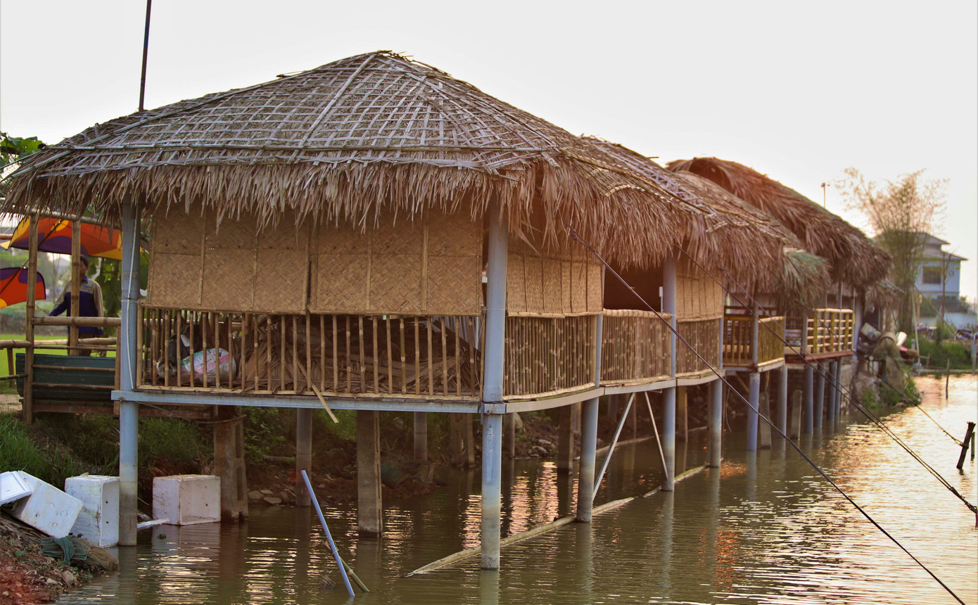 Anh Nguyễn Hữu Quyền cho biết: “Mô hình này sẽ là điểm nhấn, công viên nông nghiệp sinh thái, trải nghiệm đặc biệt để người dân và du khách tham quan, thưởng thức ẩm thực. Không dừng lại ở đây, chúng tôi sẽ tiếp tục đổi mới để mô hình có kết quả tốt nhất, giúp người dân địa phương có thêm việc làm, thu nhập, tiềm năng du lịch của tỉnh được nhiều nơi biết đến". Trong ảnh là những chòi tre, nứa, lạ cọ mang hình ảnh thôn quê được dựng trên ruộng lúa có nuôi đầy cá, tôm giúp du khách trải nghiệm.