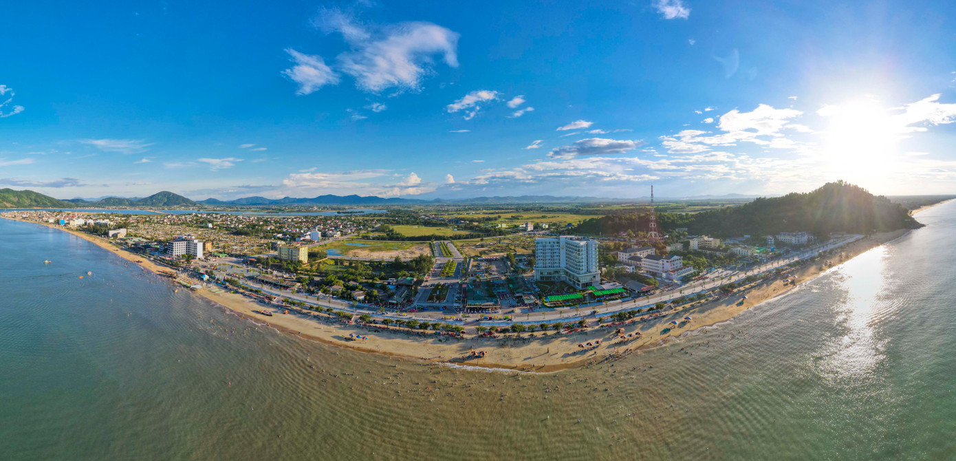 Biển Thiên Cầm thuộc huyện Cẩm Xuyên, cách trung tâm TP. Hà Tĩnh khoảng 25 km, gồm quần thể núi, biển, đền, chùa, khu lưu trú. Được ví là “cung đàn trời” của Hà Tĩnh, nơi đây trở thành điểm đến quen thuộc của nhiều người dân địa phương và du khách gần xa.