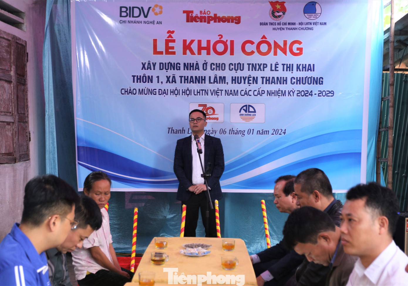 Tới tham dự buổi lễ có nhà báo Trần Quang Long - Trưởng đại diện Báo Tiền Phong khu vực Bắc Trung Bộ; ông Đinh Xuân Hoàng – Phó Chủ tịch Công đoàn cơ sở BIDV Chi nhánh Nghệ An, ông Nguyễn Văn Quế - Phó Bí thư thường trực Huyện ủy Thanh Chương; Anh Nguyễn Tư Hải Phong - Bí thư Huyện Đoàn Thanh Chương cùng lãnh đạo địa phương và người dân xã Thanh Lâm.