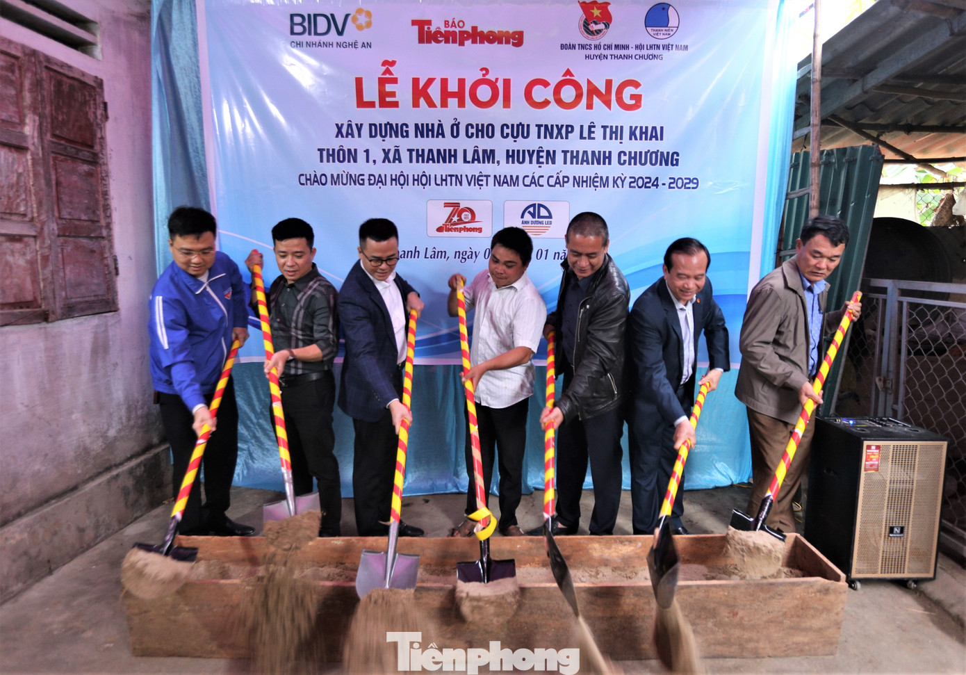 Cựu thanh niên xung phong Lê Thị Khai có 2 người con đã lớn tuổi song đều ảnh hưởng di chứng thần kinh. Dù đã ngoài 70 tuổi nhưng bà vẫn cố gắng bươn chải nuôi các con trong căn nhà dột nát. Trong ảnh: Đại diện nhà tài trợ trao biểu trưng hỗ trợ 50 triệu đồng và khởi công xây dựng căn nhà tình nghĩa cho gia đình bà Khai.