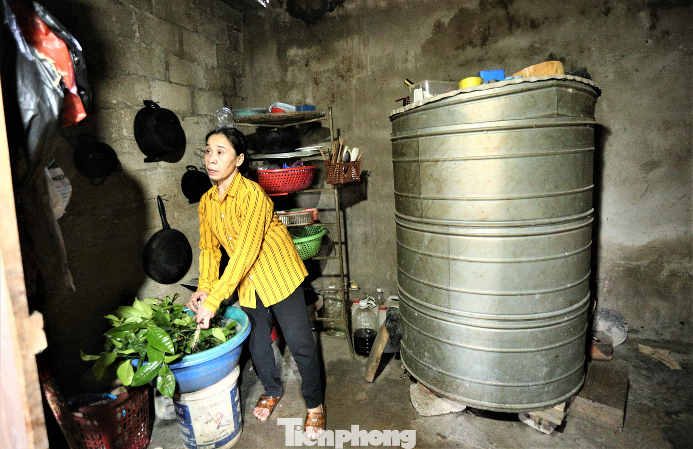 Căn nhà xuống cấp, không có gì đáng giá của 2 hộ gia đình được hỗ trợ lần này.