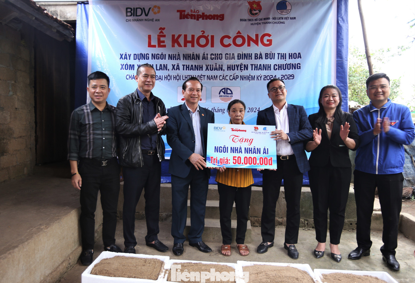 Cùng ngày, đoàn cũng khởi công xây dựng căn nhà tình nghĩa cho gia đình bà Bùi Thị Hoa (trú xã Thanh Xuân, Thanh Chương).