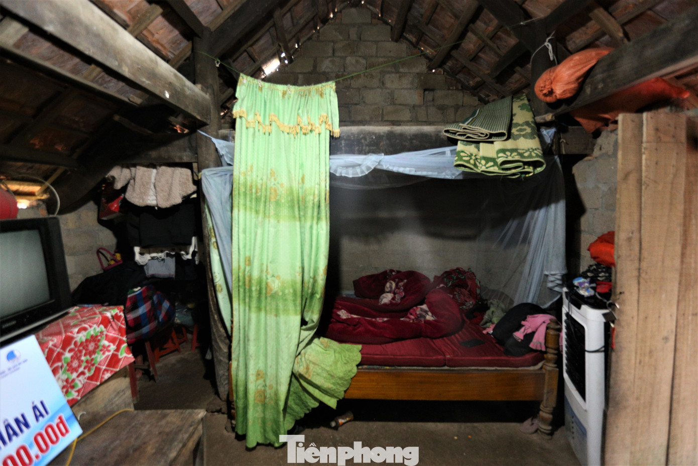 Căn nhà xuống cấp, không có gì đáng giá của 2 hộ gia đình được hỗ trợ lần này.