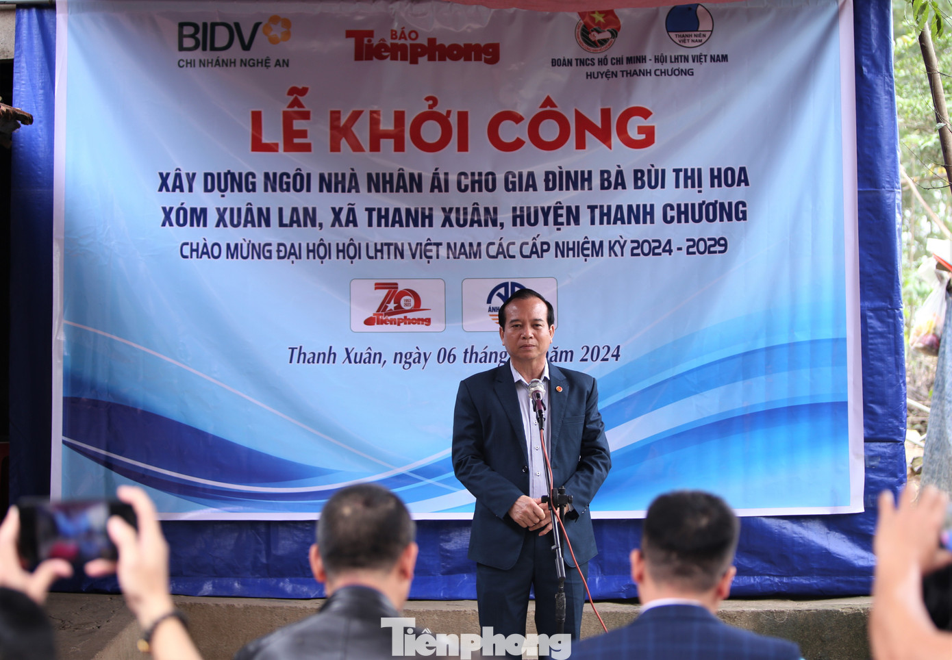 Ông Nguyễn Văn Quế - Phó bí thư Thường trực Huyện ủy Thanh Chương cho biết, với sự kết nối của Báo Tiền Phong và sự tài trợ Ngân hàng BIDV Chi nhánh Nghệ An đã phần nào chia sẻ khó khăn của người dân và địa phương trong việc hỗ trợ người khó khăn, với phương châm “Không để ai bị bỏ lại phía sau”.