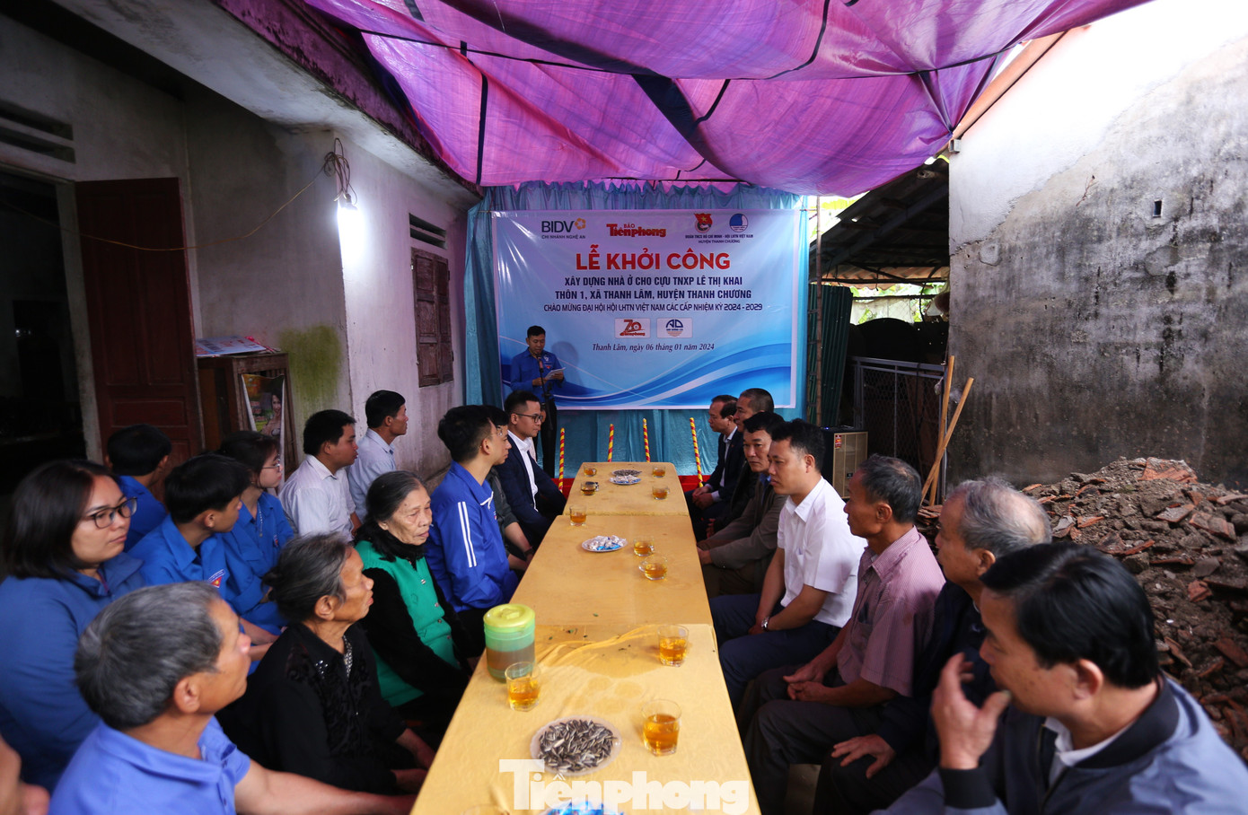Chiều 6/1, Ngân hàng TMCP Đầu tư và Phát triển (BIDV) Việt Nam - Chi nhánh Nghệ An, báo Tiền Phong, Huyện đoàn Thanh Chương (Nghệ An) tổ chức lễ khởi công xây dựng nhà ở cho cựu thanh niên xung phong Lê Thị Khai (trú xã Thanh Lâm, Thanh Chương).