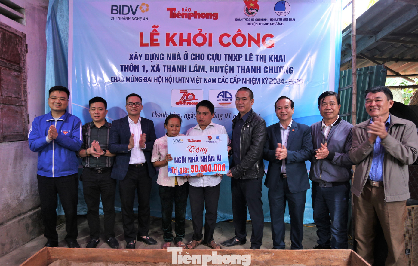 Cựu thanh niên xung phong Lê Thị Khai có 2 người con đã lớn tuổi song đều ảnh hưởng di chứng thần kinh. Dù đã ngoài 70 tuổi nhưng bà vẫn cố gắng bươn chải nuôi các con trong căn nhà dột nát. Trong ảnh: Đại diện nhà tài trợ trao biểu trưng hỗ trợ 50 triệu đồng và khởi công xây dựng căn nhà tình nghĩa cho gia đình bà Khai.