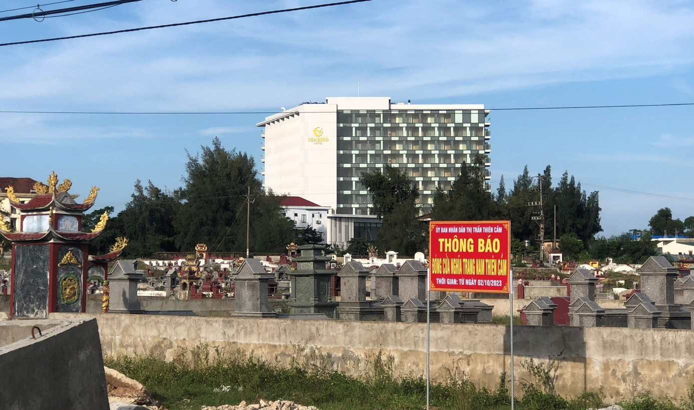 Khu nghĩa trang đã đóng cửa nằm sát biển. Khu nghĩa trang đã đóng cửa nằm sát biển.