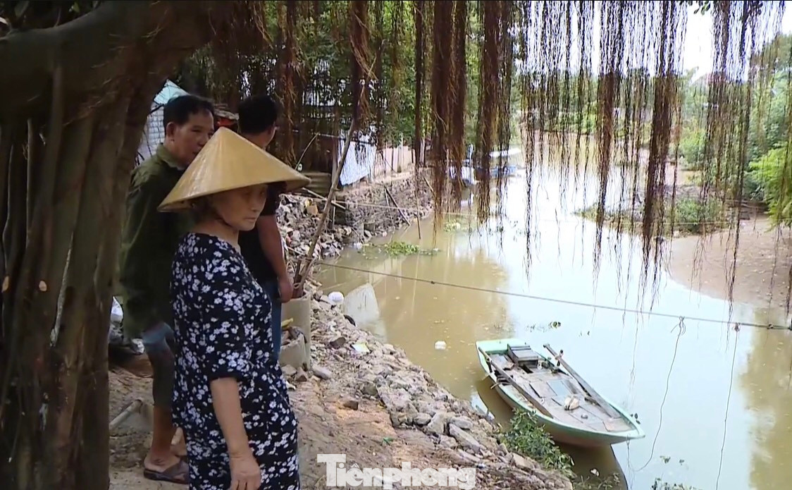 Mùa mưa lũ đến, người dân rất lo lắng khi mực nước dâng cao sẽ chảy mạnh, khiến bờ kè càng sụt lún, sạt lở. Người dân mong chính quyền sớm có phương án xây dựng, nâng cấp tuyến kè để bảo đảm an toàn cho các hộ dân”, ông Tuấn (trú xã Xuân Hải) cho hay.