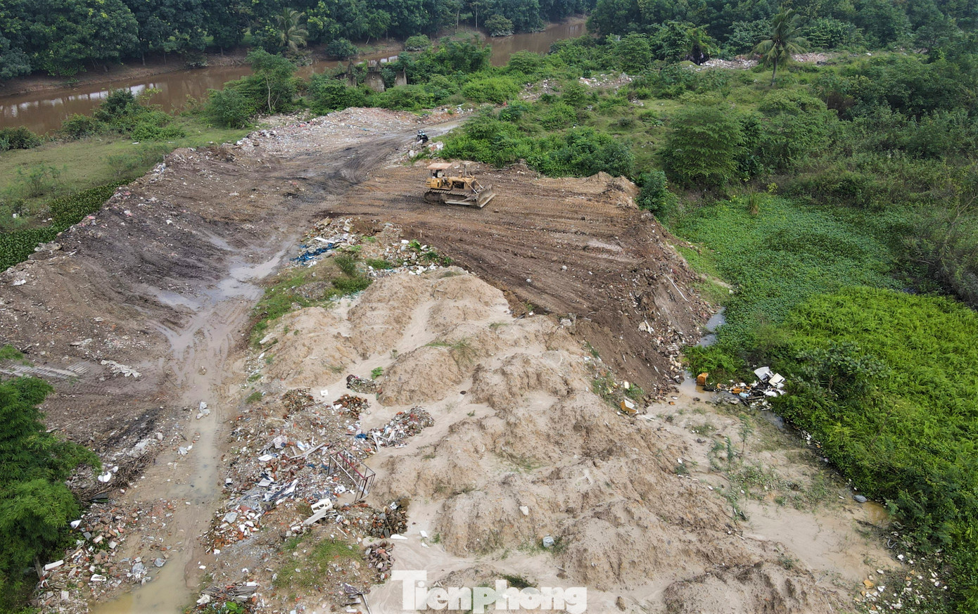 “Mỗi tháng thị xã hỗ trợ 4,5 triệu đồng cho đơn vị vận hành bãi chứa vật liệu thải xây dựng song do kinh phí hạn hẹp nên công tác quản lý gặp khó khăn. Hiện đơn vị đang huy động máy móc san gạt, thu dọn các bãi rác tự phát trên để đảm bảo môi trường, mỹ quan”, đại diện Công ty CP Môi trường đô thị Hồng Lĩnh thông tin. Trong hình, máy móc đang san gạt vị trí bãi thải vật liệu xây dựng. “Mỗi tháng thị xã hỗ trợ 4,5 triệu đồng cho đơn vị vận hành bãi chứa vật liệu thải xây dựng song do kinh phí hạn hẹp nên công tác quản lý gặp khó khăn. Hiện đơn vị đang huy động máy móc san gạt, thu dọn các bãi rác tự phát trên để đảm bảo môi trường, mỹ quan”, đại diện Công ty CP Môi trường đô thị Hồng Lĩnh thông tin. Trong hình, máy móc đang san gạt vị trí bãi thải vật liệu xây dựng.