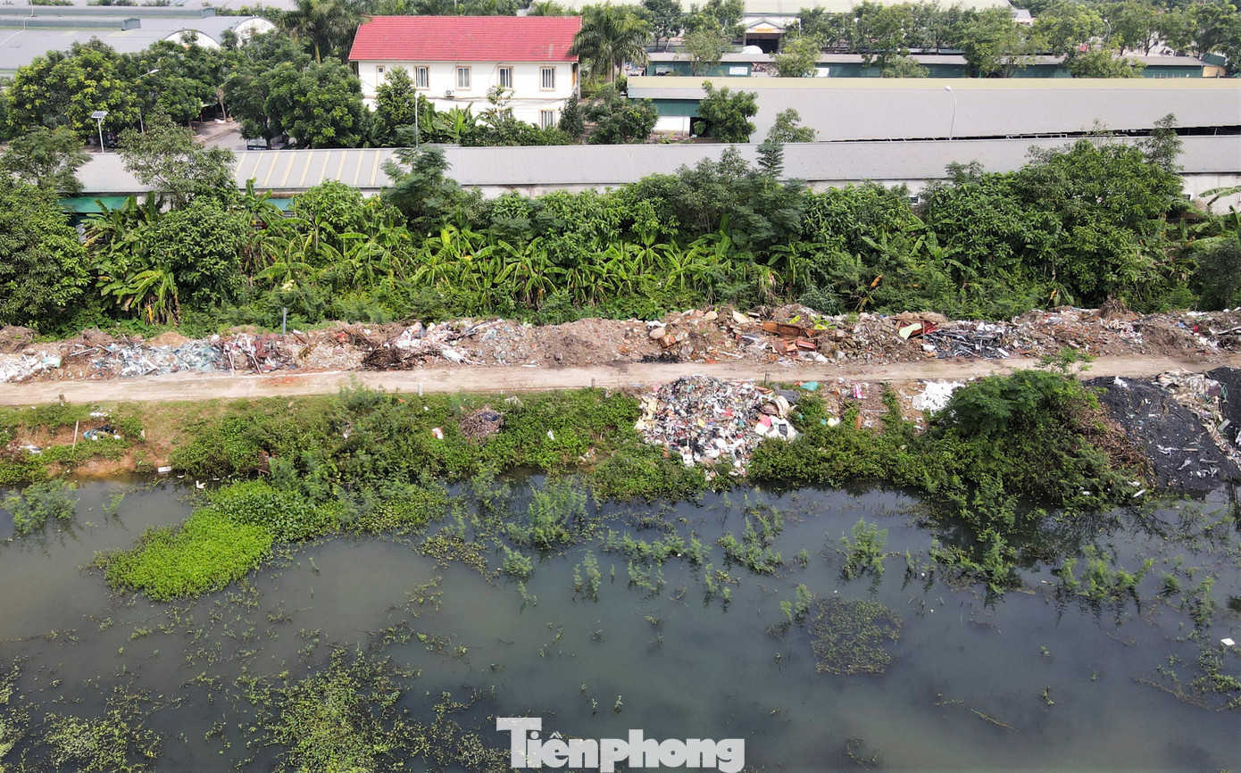 Người dân địa phương mong ngành chức năng sớm có phương án xử lý tình trạng đổ rác thải bừa bãi, trả lại con đường vốn có của đô thị phía Bắc Hà Tĩnh. Người dân địa phương mong ngành chức năng sớm có phương án xử lý tình trạng đổ rác thải bừa bãi, trả lại con đường vốn có của đô thị phía Bắc Hà Tĩnh.