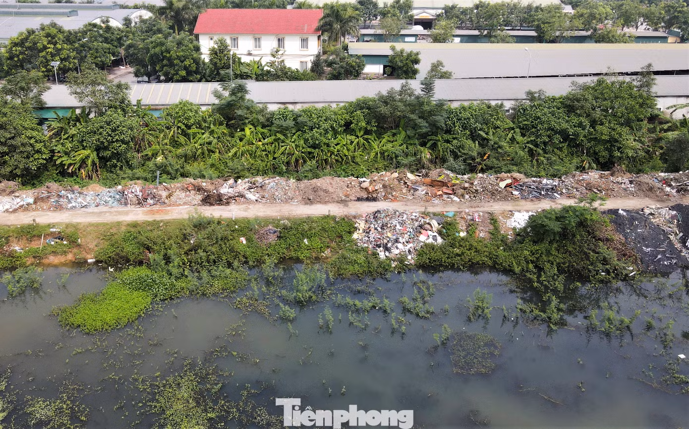 Người dân địa phương mong ngành chức năng sớm có phương án xử lý tình trạng đổ rác thải bừa bãi, trả lại con đường vốn có của đô thị phía Bắc Hà Tĩnh.
