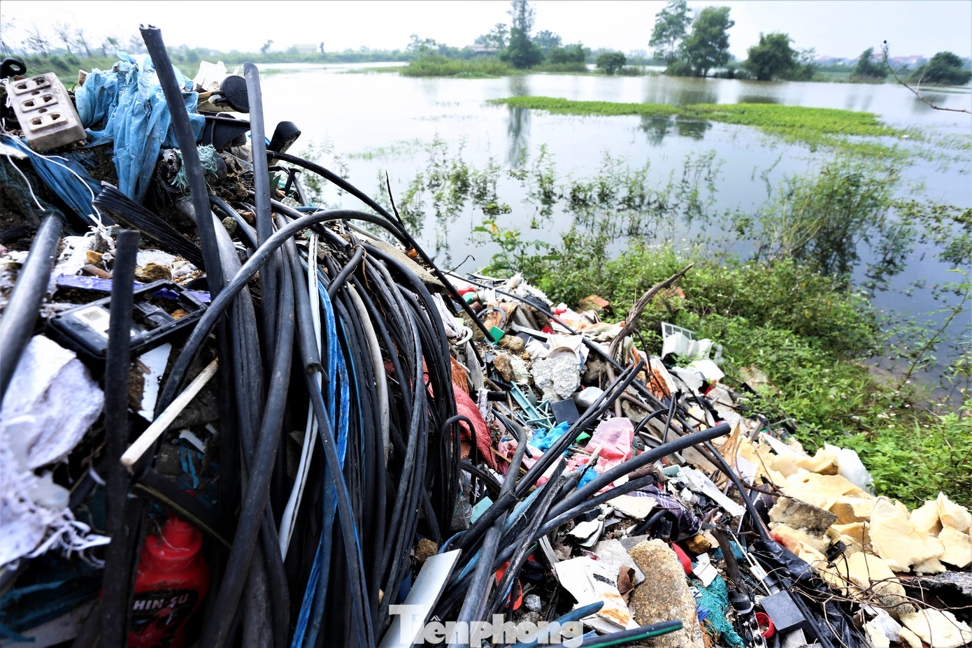 Vỏ dây điện đến rác thải xây dựng, rác thải sinh hoạt bủa vây dọc con đường dài khoảng 400m. Vỏ dây điện đến rác thải xây dựng, rác thải sinh hoạt bủa vây dọc con đường dài khoảng 400m.