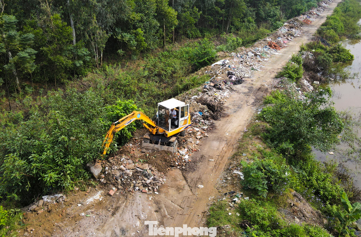 Ông Phạm Văn Quỳnh - Trưởng phòng Kế hoạch Kỹ thuật (Công ty CP Môi trường đô thị Hồng Lĩnh) cho biết, rác thải xây dựng được chuyển đến từ các công trình xây dựng của tổ chức, cá nhân trên địa bàn thị xã vào thời điểm vắng người, hoặc ban đêm và đổ không đúng nơi quy định gây nên tình trạng trên. Ông Phạm Văn Quỳnh - Trưởng phòng Kế hoạch Kỹ thuật (Công ty CP Môi trường đô thị Hồng Lĩnh) cho biết, rác thải xây dựng được chuyển đến từ các công trình xây dựng của tổ chức, cá nhân trên địa bàn thị xã vào thời điểm vắng người, hoặc ban đêm và đổ không đúng nơi quy định gây nên tình trạng trên.