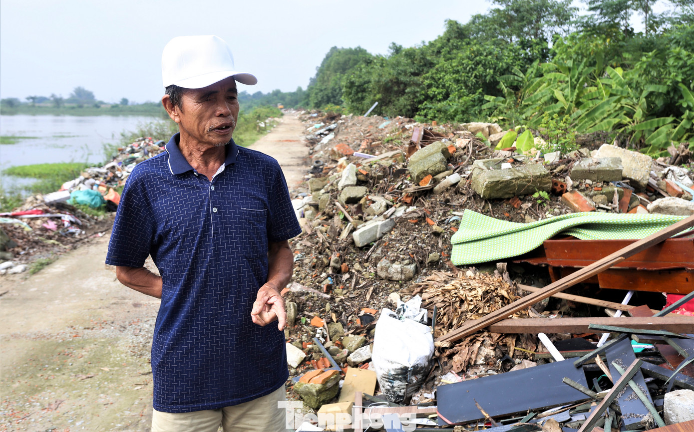 “Đây vốn là con đường bê tông rộng, thoáng, ô tô đi lại thoái mái nhưng nay còn lối nhỏ do rác chất kín. Đủ loại rác không chỉ gây ô nhiễm, mất mỹ quan, còn ảnh hưởng lớn cuộc sống người dân”, ông Nguyễn Tam (73 tuổi, trú thị xã Hồng Lĩnh) cho hay. “Đây vốn là con đường bê tông rộng, thoáng, ô tô đi lại thoái mái nhưng nay còn lối nhỏ do rác chất kín. Đủ loại rác không chỉ gây ô nhiễm, mất mỹ quan, còn ảnh hưởng lớn cuộc sống người dân”, ông Nguyễn Tam (73 tuổi, trú thị xã Hồng Lĩnh) cho hay.