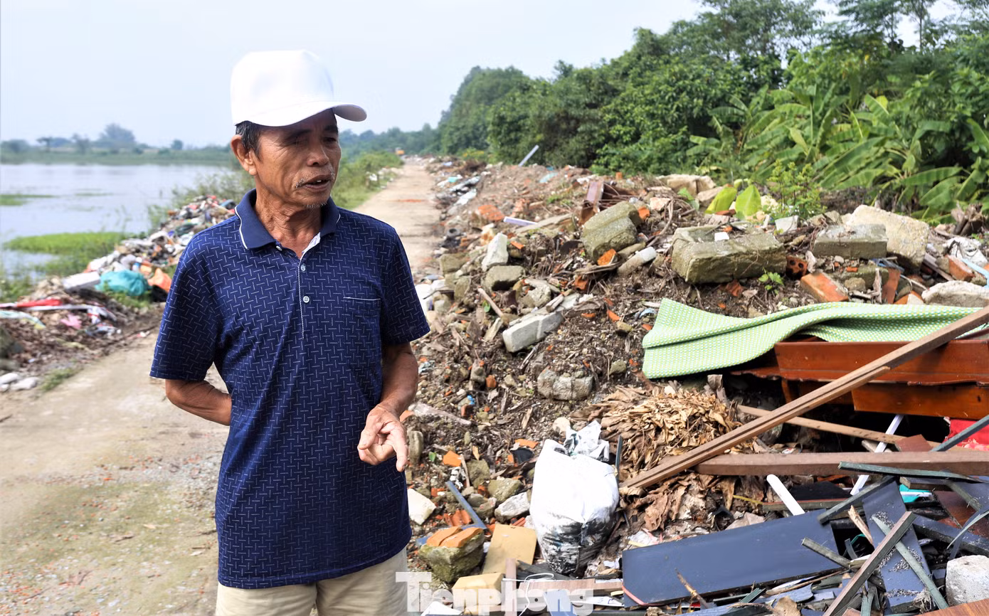 “Đây vốn là con đường bê tông rộng, thoáng, ô tô đi lại thoái mái nhưng nay còn lối nhỏ do rác chất kín. Đủ loại rác không chỉ gây ô nhiễm, mất mỹ quan, còn ảnh hưởng lớn cuộc sống người dân”, ông Nguyễn Tam (73 tuổi, trú thị xã Hồng Lĩnh) cho hay.