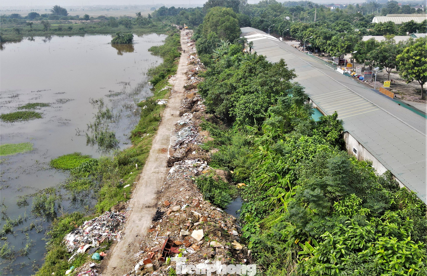 Theo người dân, việc đổ rác thải bừa bãi, không đúng vị trí quy định với khối lượng lớn không chỉ gây mất mỹ quan đô thị, còn tiềm ẩn nguy cơ ô nhiễm môi trường. Theo người dân, việc đổ rác thải bừa bãi, không đúng vị trí quy định với khối lượng lớn không chỉ gây mất mỹ quan đô thị, còn tiềm ẩn nguy cơ ô nhiễm môi trường.