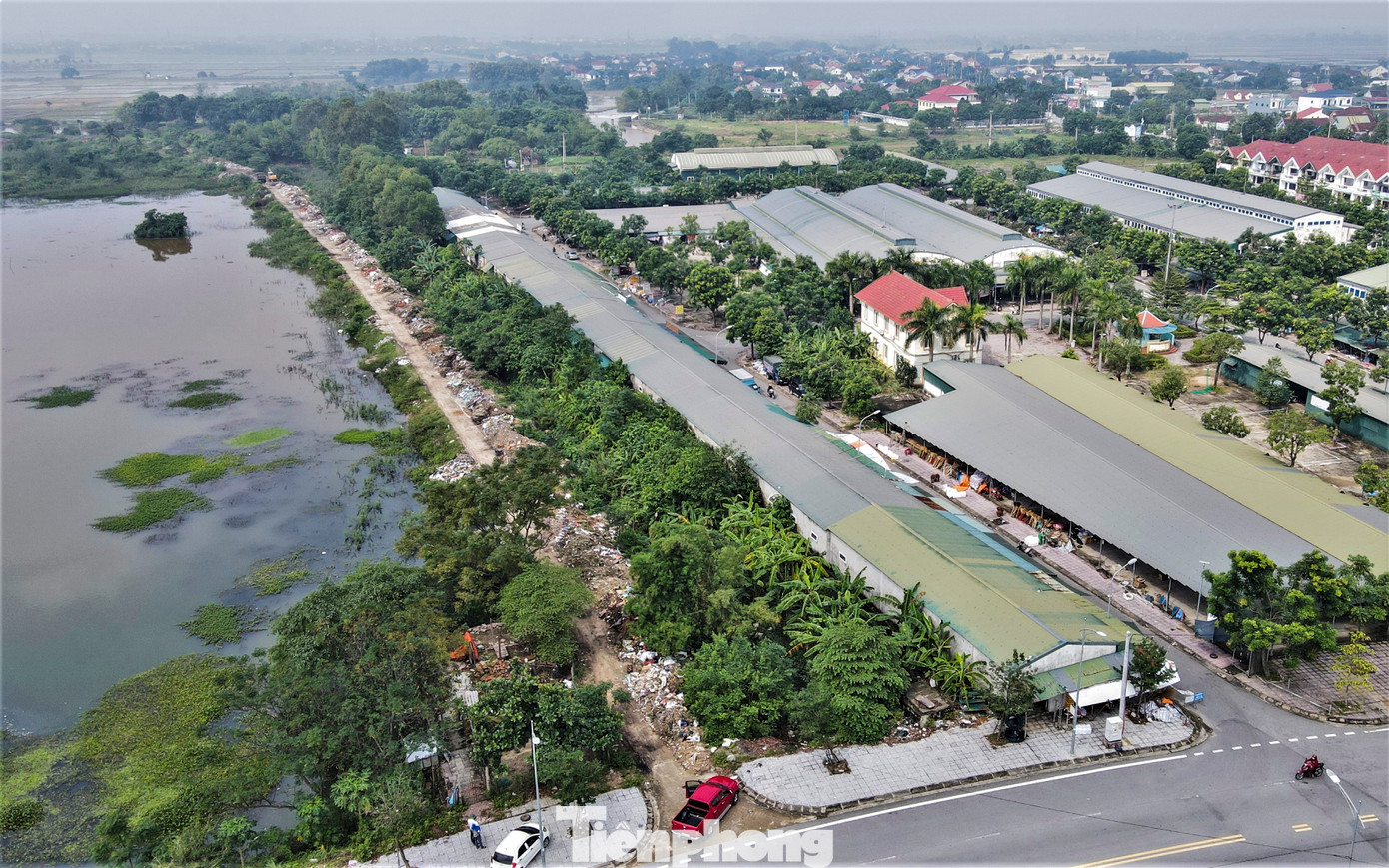 Nhiều tháng qua, dọc tuyến đường dài khoảng 400m dẫn vào bãi chứa vật liệu thải xây dựng ở tổ dân phố 1, phường Nam Hồng, thị xã Hồng Lĩnh (Hà Tĩnh) trở thành bãi rác tự phát, gây ảnh hưởng cuộc sống và đi lại của người dân địa phương. Nhiều tháng qua, dọc tuyến đường dài khoảng 400m dẫn vào bãi chứa vật liệu thải xây dựng ở tổ dân phố 1, phường Nam Hồng, thị xã Hồng Lĩnh (Hà Tĩnh) trở thành bãi rác tự phát, gây ảnh hưởng cuộc sống và đi lại của người dân địa phương.
