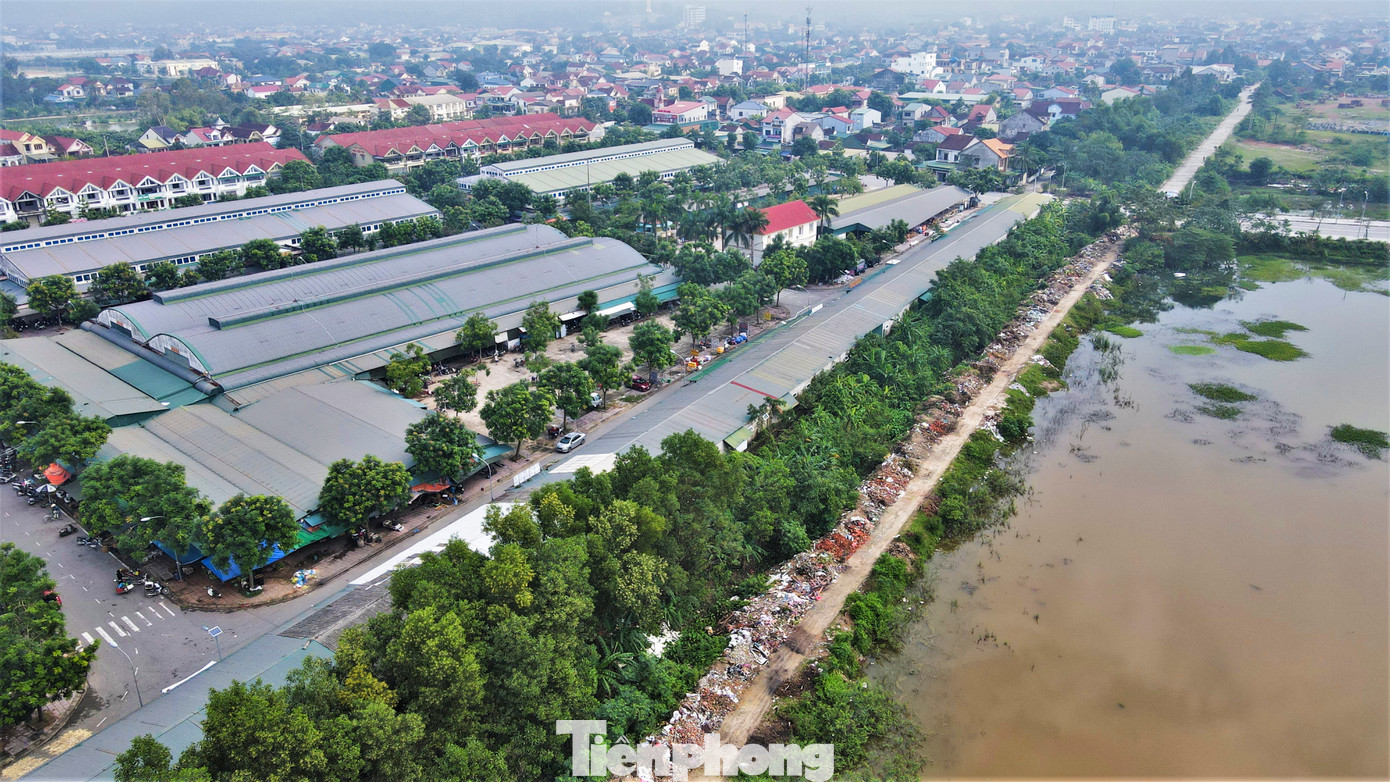 Con đường rác nằm cách khu chợ, nhà dân bằng mương nước, gây ảnh hưởng cuộc sống. Con đường rác nằm cách khu chợ, nhà dân bằng mương nước, gây ảnh hưởng cuộc sống.