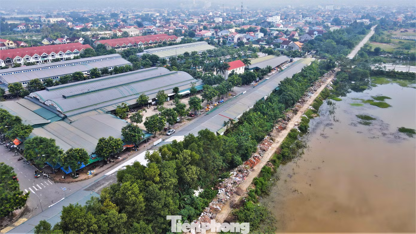 Con đường rác nằm cách khu chợ, nhà dân bằng mương nước, gây ảnh hưởng cuộc sống.