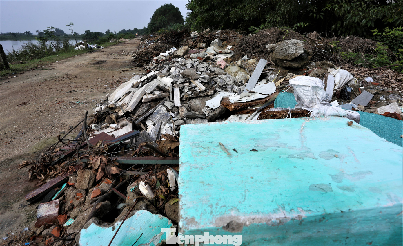 Các loại rác ngổn ngang, chất thành đống lớn tràn khắp mặt đường.. Các loại rác ngổn ngang, chất thành đống lớn tràn khắp mặt đường..