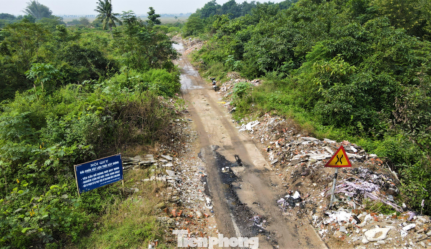 Trước đó, vào năm 2018, UBND thị xã Hồng Lĩnh giao Công ty CP Môi trường đô thị Hồng Lĩnh thực hiện công tác quản lý, khai thác, vận hành bãi chứa vật liệu thải xây dựng rộng hơn 3ha. Đây từng là khu vực khai thác đất và sản xuất gạch của Công ty CP Sản xuất vật liệu xây dựng Thuận Lộc song đã dừng hoạt động và giải thể. Trước đó, vào năm 2018, UBND thị xã Hồng Lĩnh giao Công ty CP Môi trường đô thị Hồng Lĩnh thực hiện công tác quản lý, khai thác, vận hành bãi chứa vật liệu thải xây dựng rộng hơn 3ha. Đây từng là khu vực khai thác đất và sản xuất gạch của Công ty CP Sản xuất vật liệu xây dựng Thuận Lộc song đã dừng hoạt động và giải thể.