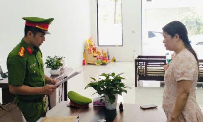 Cảnh sát đọc lệnh khởi tố Nguyễn Như Anh và Trịnh Thị Dung.