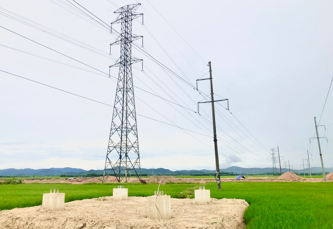 Nhiều vị trí đã xây móng song chưa di dời cột và chuyển đường dây. Nhiều vị trí đã xây móng song chưa di dời cột và chuyển đường dây.