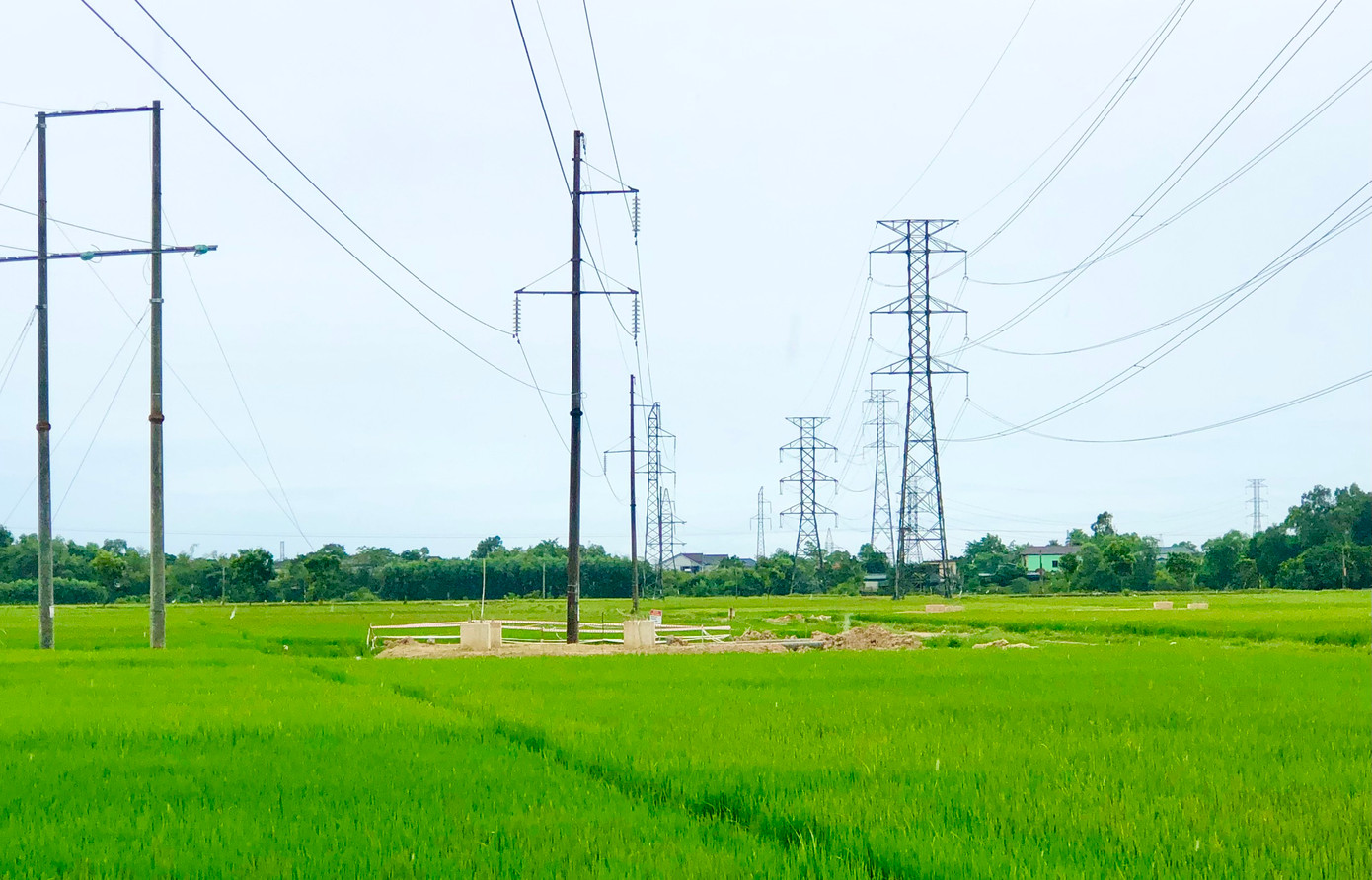 Vướng đường điện chưa di dời nên nhà thầu phải thi công “nhảy cóc”. Vướng đường điện chưa di dời nên nhà thầu phải thi công “nhảy cóc”.