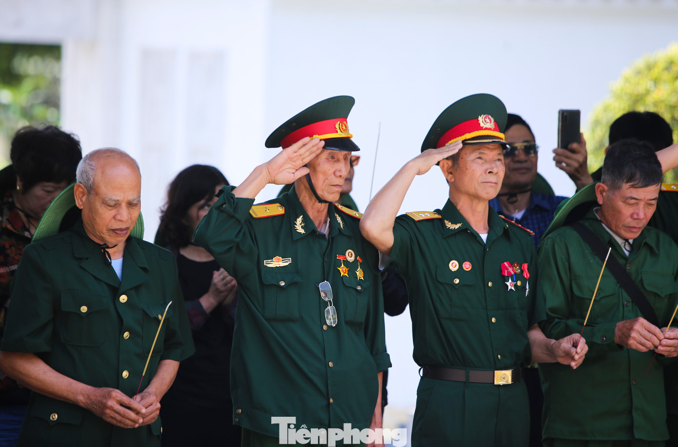 “Với tinh thần uống nước nhớ nguồn, mỗi lần qua Hà Tĩnh, chúng tôi lại đến Ngã ba Đồng Lộc để dâng hương, ghi nhớ công ơn to lớn của các anh hùng, liệt sĩ đã hy sinh xương máu bảo vệ Tổ quốc”, một du khách chia sẻ.