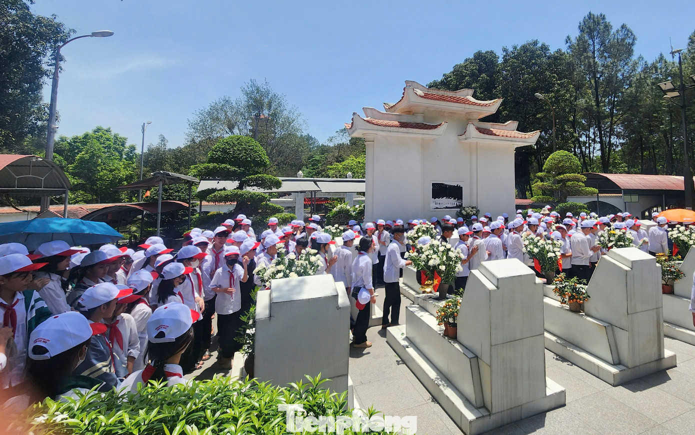 Nhiều thế hệ thanh niên, học sinh, sinh viên từ khắp nơi trên mọi miền đất nước đã về khu di tích vào những ngày tháng này. Ông Đặng Quốc Vũ - Giám đốc Ban Quản lý Khu di tích Ngã ba Đồng Lộc và Khu tưởng niệm Lý Tự Trọng, cho biết, từ đầu năm đến nay, có hơn 162.000 lượt khách từ khắp mọi miền Tổ quốc và du khách nước ngoài về khu di tích để tưởng nhớ, tri ân các anh hùng liệt sĩ. Riêng tháng 4, tính đến ngày 15 đã có gần 35.000 lượt khách.