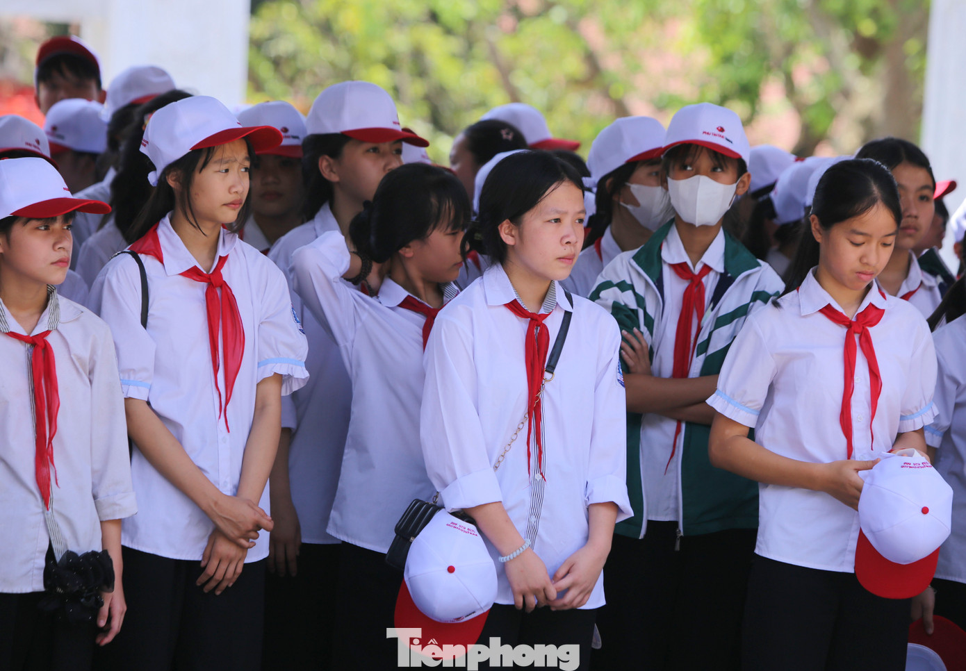 Nhiều thế hệ thanh niên, học sinh, sinh viên từ khắp nơi trên mọi miền đất nước đã về khu di tích vào những ngày tháng này. Ông Đặng Quốc Vũ - Giám đốc Ban Quản lý Khu di tích Ngã ba Đồng Lộc và Khu tưởng niệm Lý Tự Trọng, cho biết, từ đầu năm đến nay, có hơn 162.000 lượt khách từ khắp mọi miền Tổ quốc và du khách nước ngoài về khu di tích để tưởng nhớ, tri ân các anh hùng liệt sĩ. Riêng tháng 4, tính đến ngày 15 đã có gần 35.000 lượt khách.